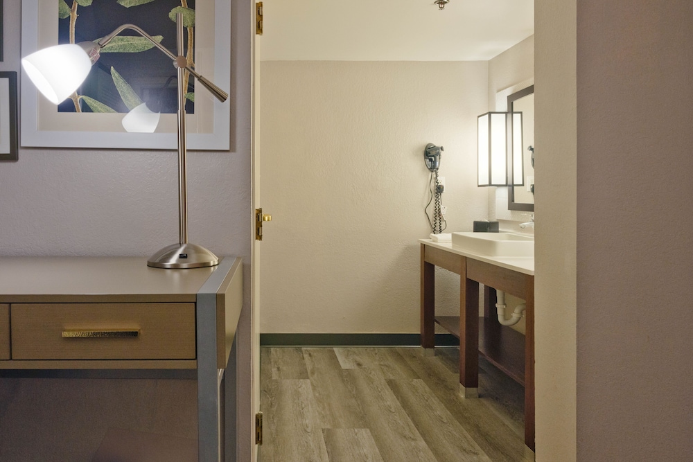 The Palms Inn & Suites 41/45