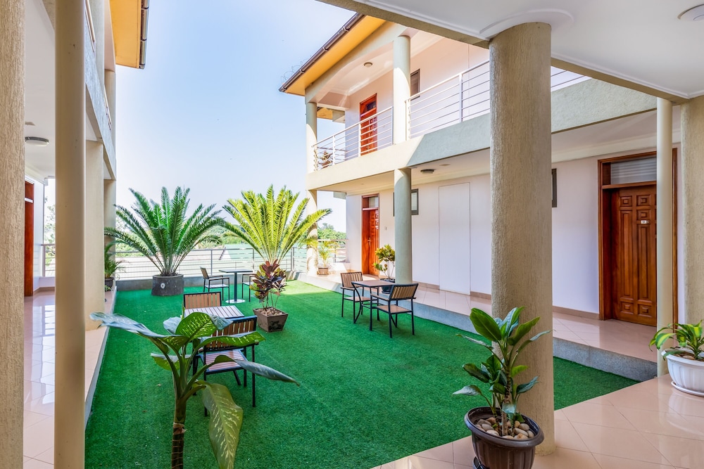 Entebbe Travelle'rs Inn 45/50