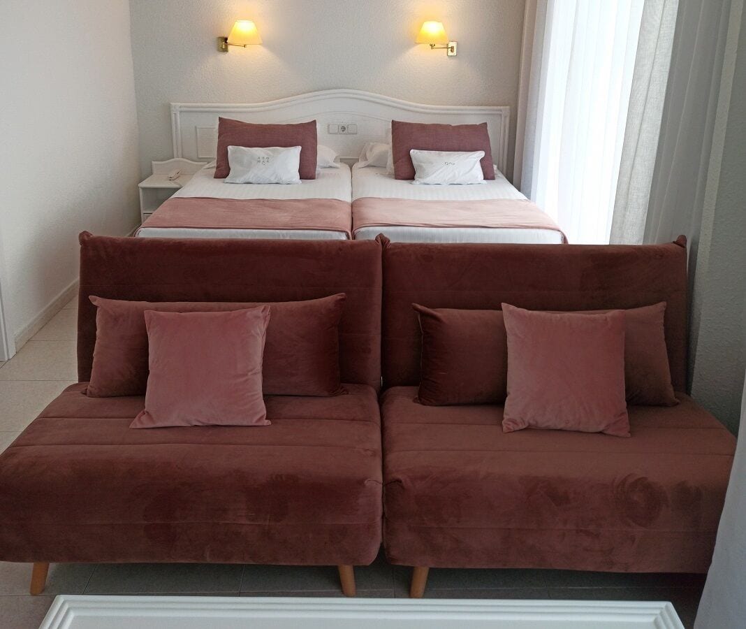 غرفة متصلة كومفورت عائلية بسريرين مزدوجين بإطلالة على المسبح بشرفة، Hotel Aromar 6/8