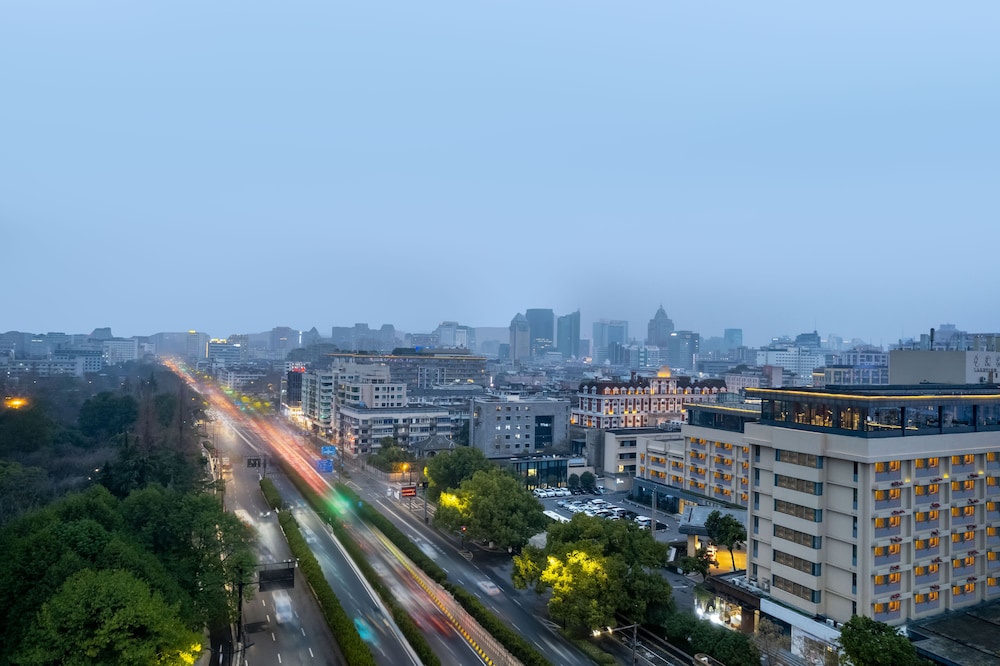 Wanghu Hotel 4/48