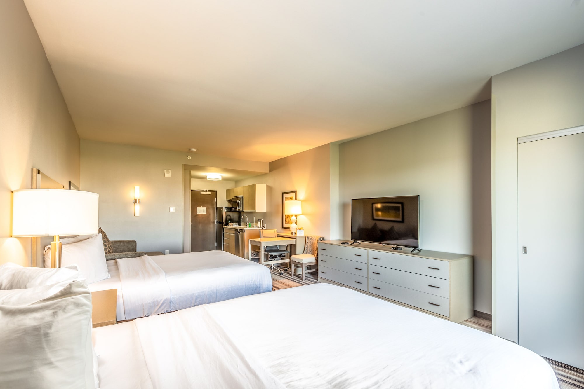 Suite, 2 Queen Beds, Kitchenette