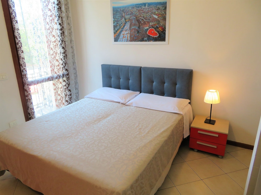 studio, kitchenette