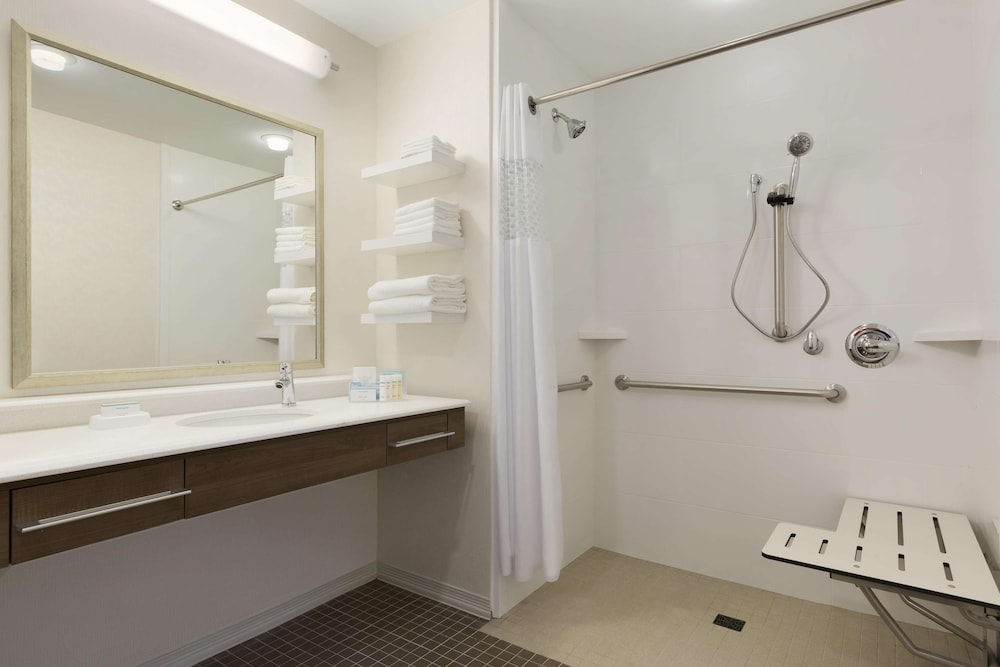 Hampton Inn and Suites Niles Warren OH 22/77