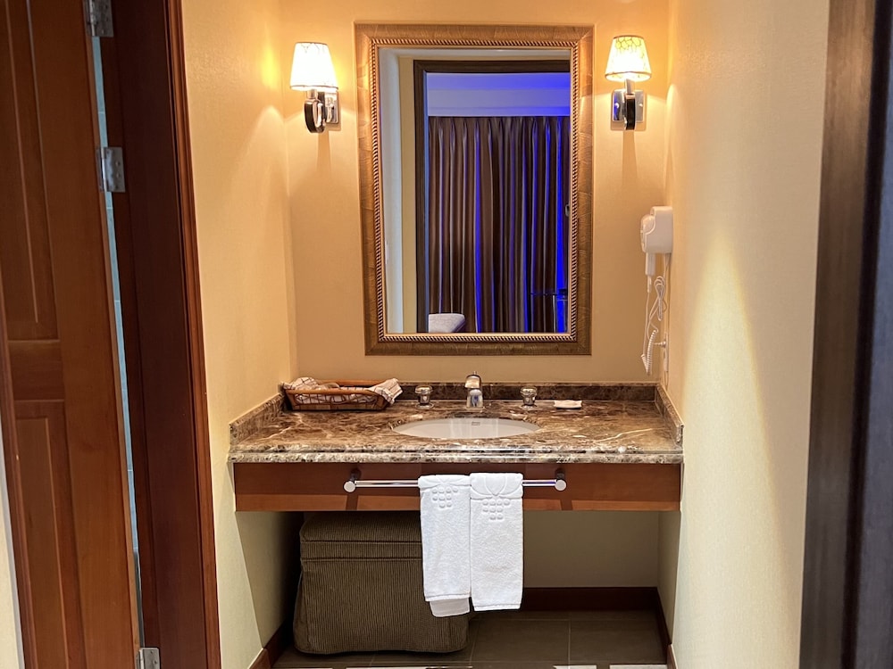 جناح فاخر بسرير كوين، Hotel International 10/10