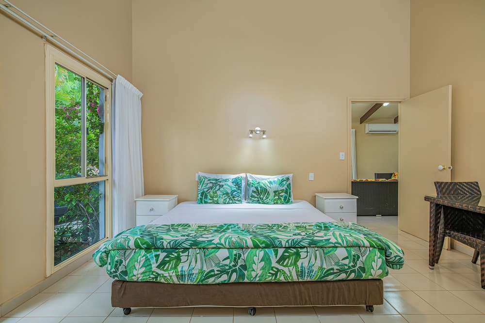3 BEDROOMS, GARDEN VILLA