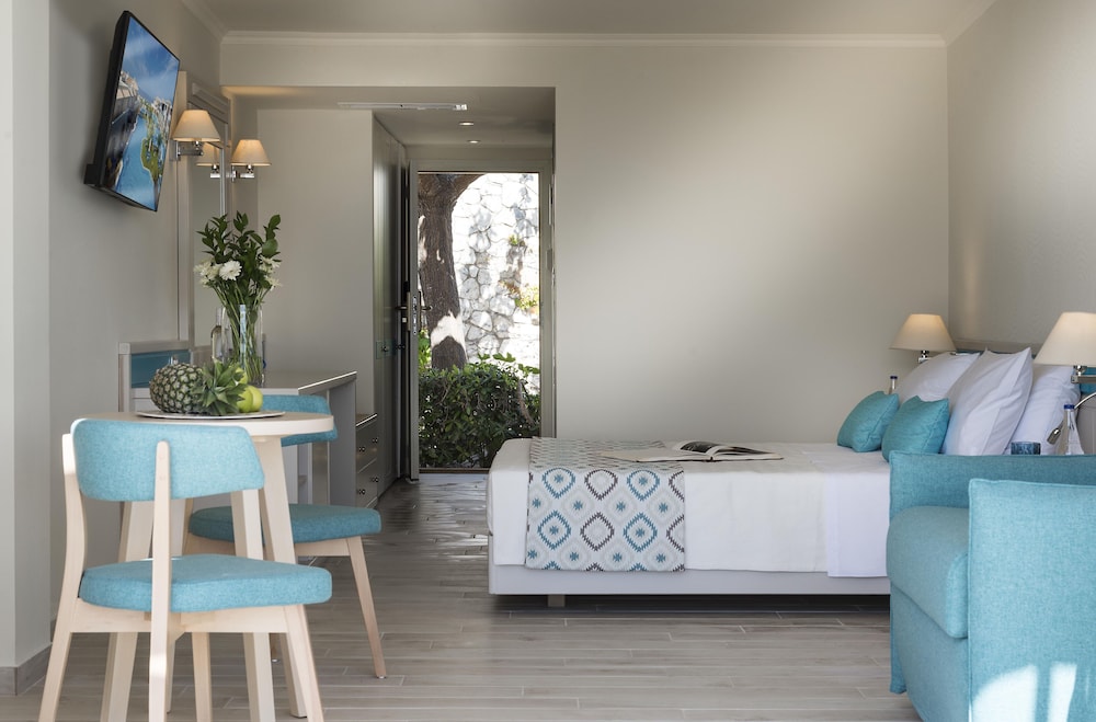 Swim Up, Bungalow, Twin Beds, Sea Front, Sofa