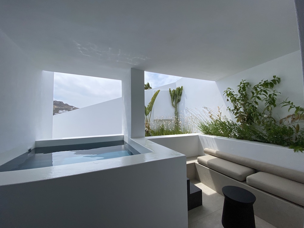 CUBIC Mykonos Seafront Design Suites 27/58