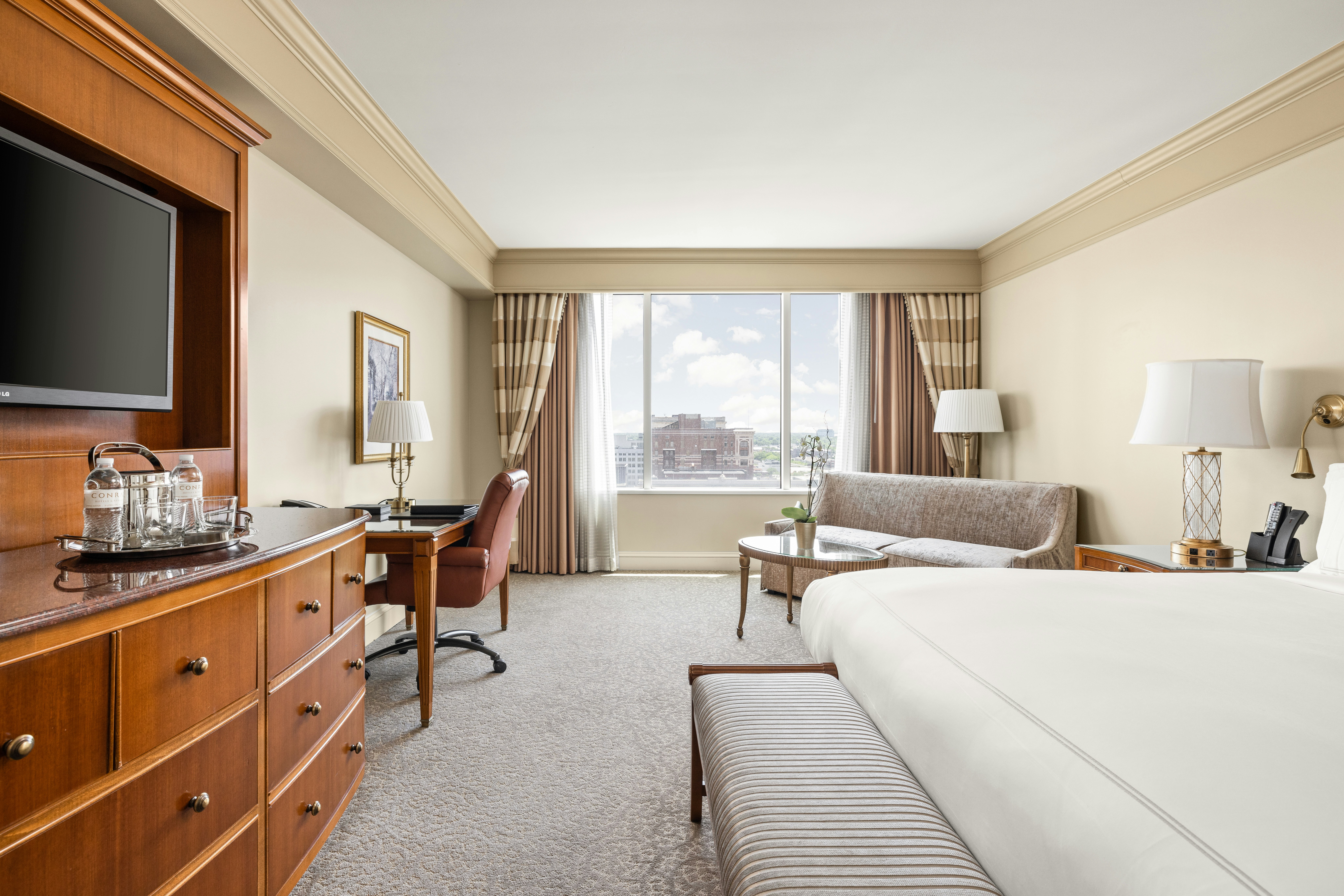 DELUXE, KING BED, ACCESSIBLE