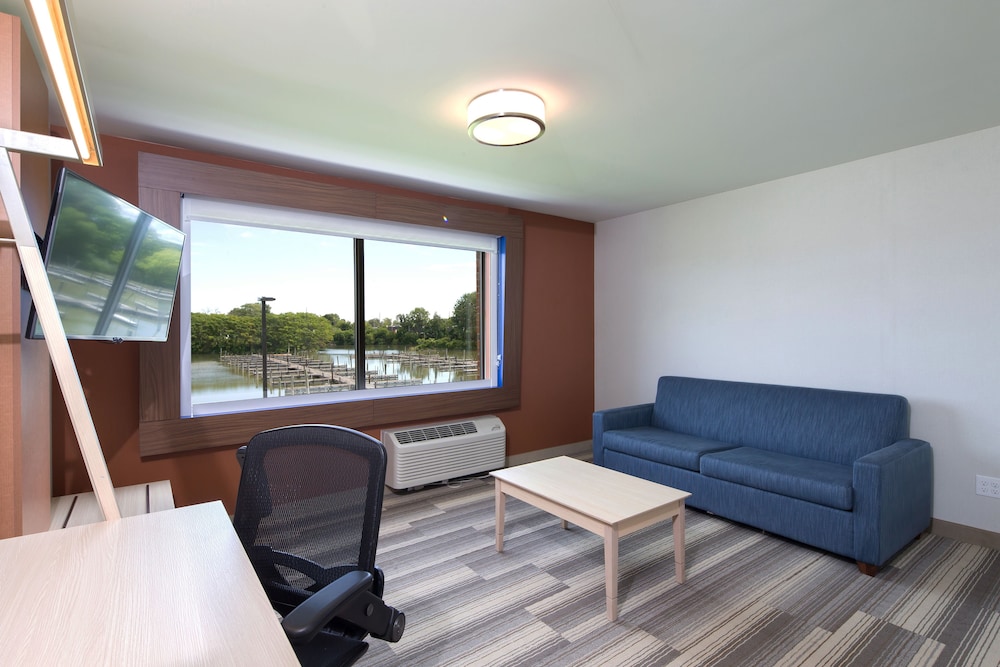 Holiday Inn Express Suites Port Huron 32/44
