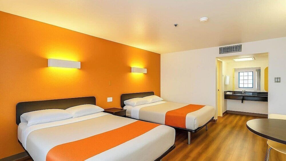 Motel6 Carlsbad, CA Beach 29/50