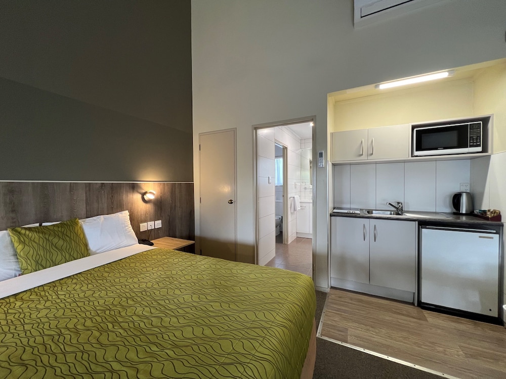 Spa, Family, 2 Queen Beds، Airport Manor Inn 4/10