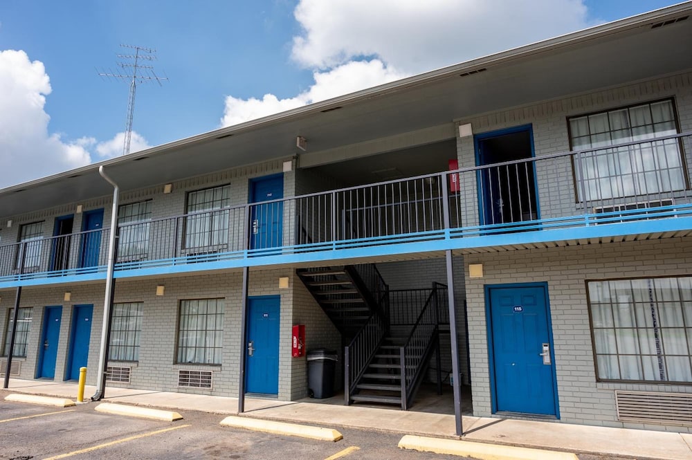 Americas Best Value Inn & Suites - Russellville 4/32