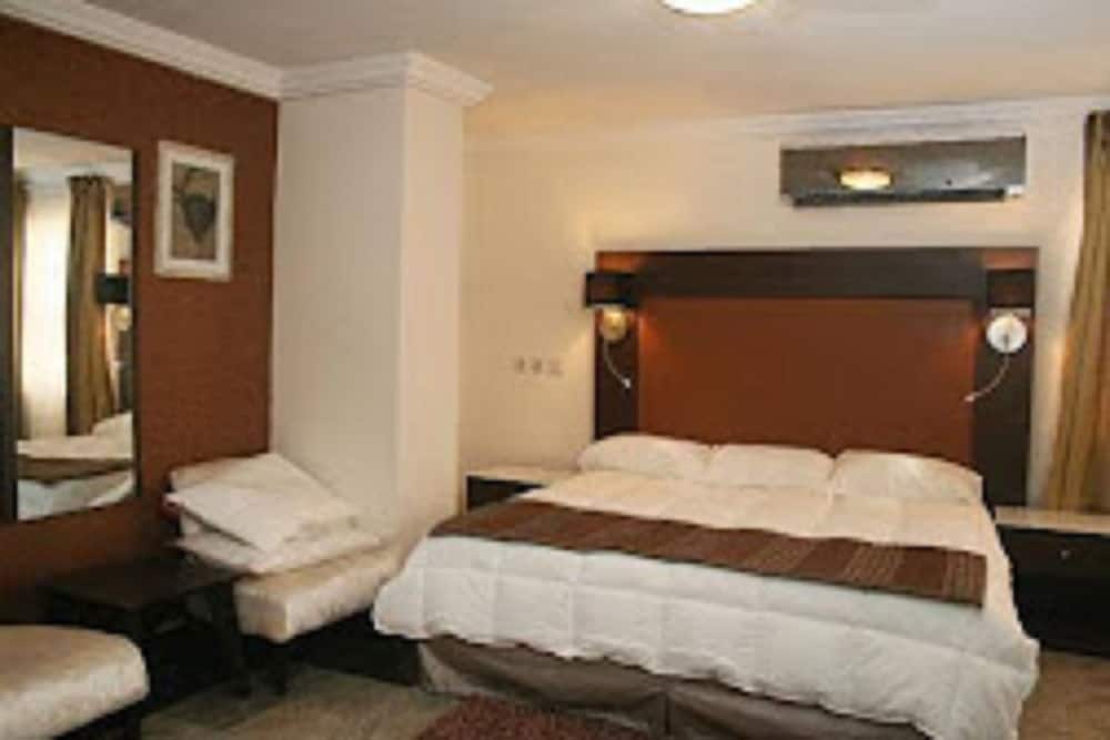 THE ISLAND HOTEL 18/39