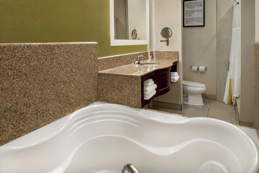 Holiday Inn Express Suites Rancho Cucamonga 55/57