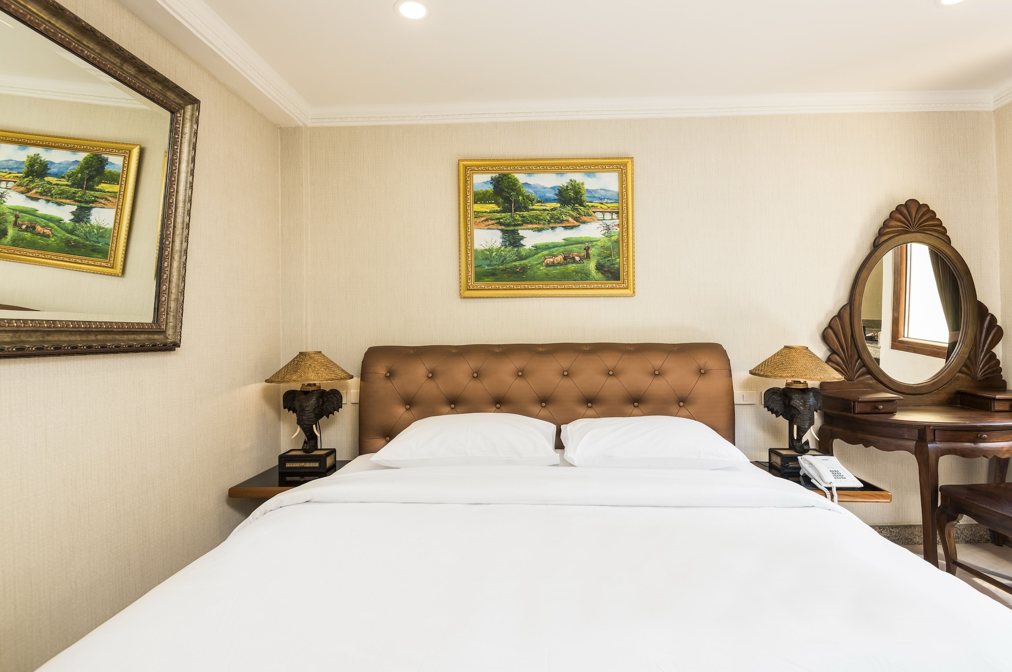 DELUXE, KING BED