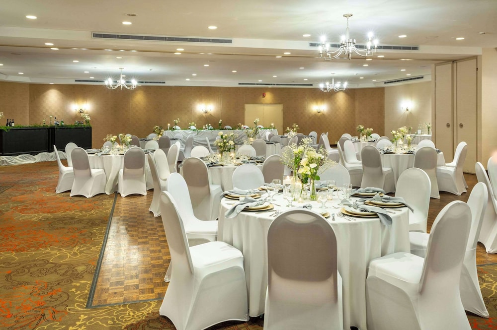 Allure Hotel & Conference Centre 43/50