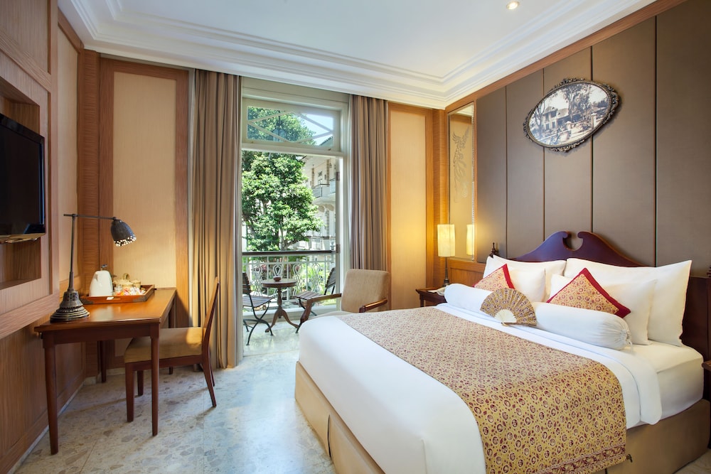 Deluxe, King Bed, Pool View