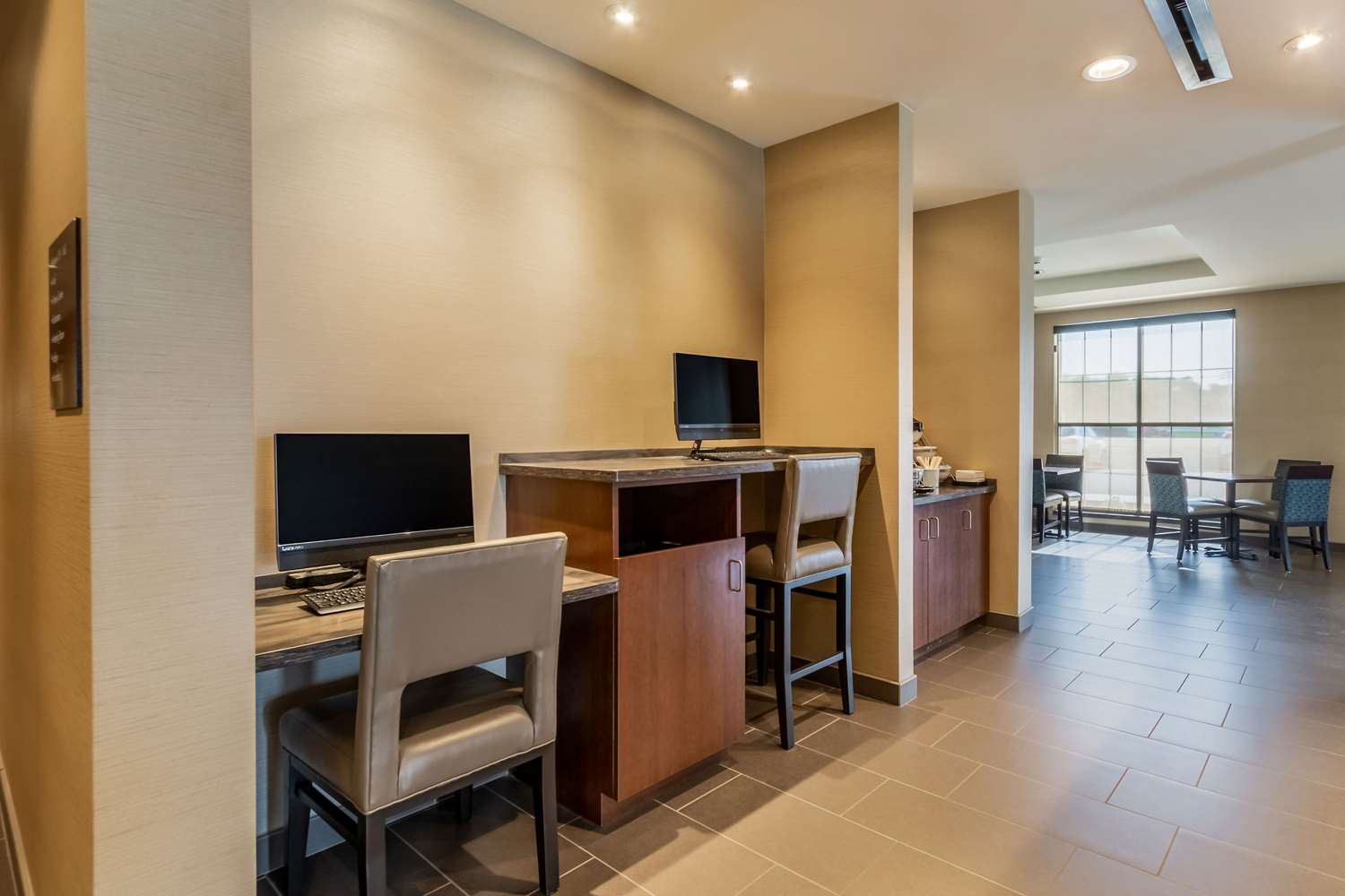 Comfort Inn & Suites - Harrisburg Airport - Hershey South 46/48