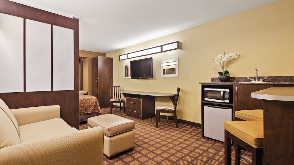 Microtel Inn and Suites By Wyndham Buda 26/40