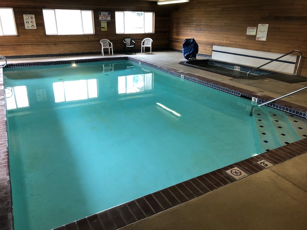 Super 8 by Wyndham LaGrande 29/36