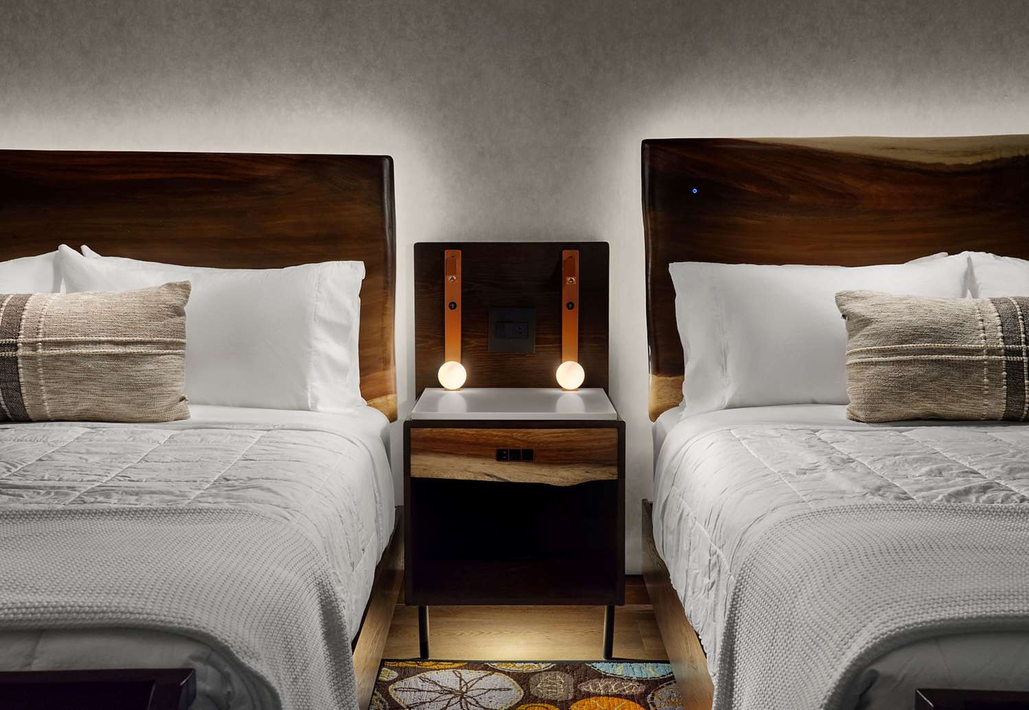Room, 2 Queen Beds, Court View، Sanctity Hotel Rancho Cucamonga Tapestry Collection Hilton 2/4