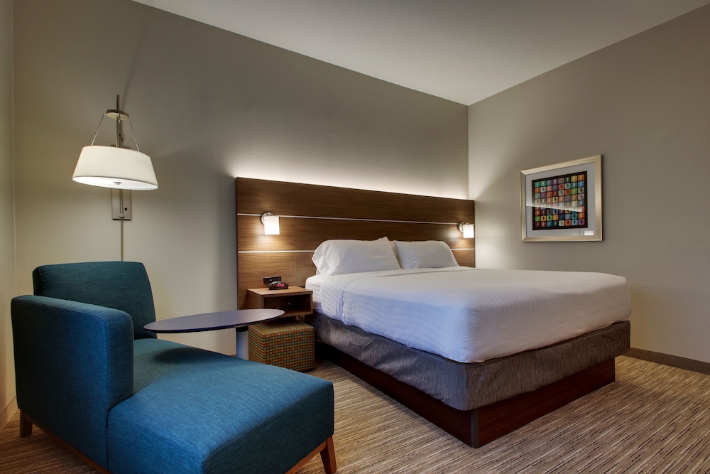 Holiday Inn Express Hotel & Suites Vernon College Area (HWY 287) 25/48