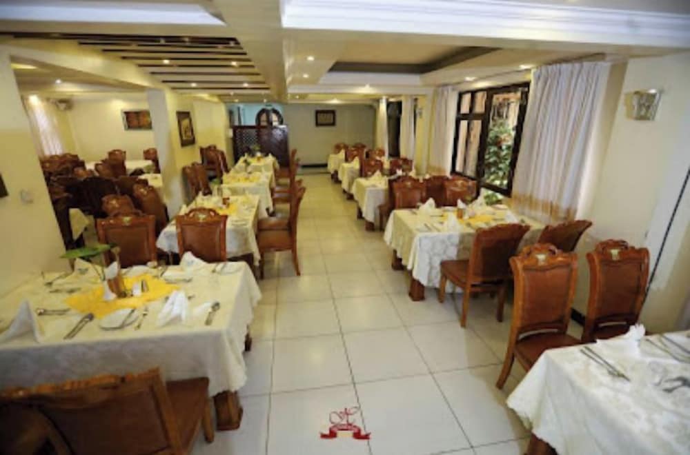 The Hennessis Hotel 39/45