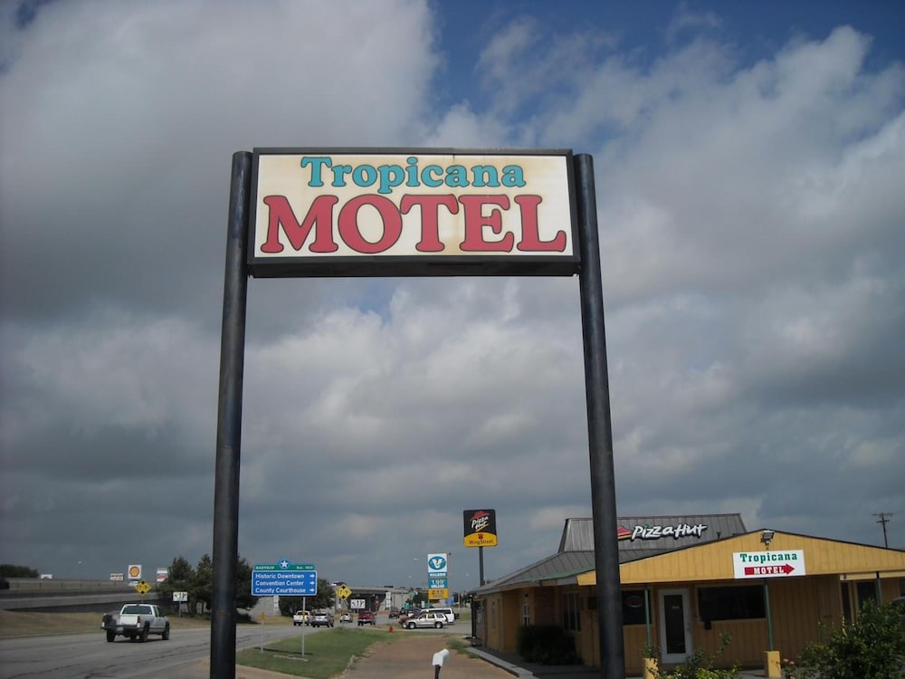 Tropicana Motel 20/28