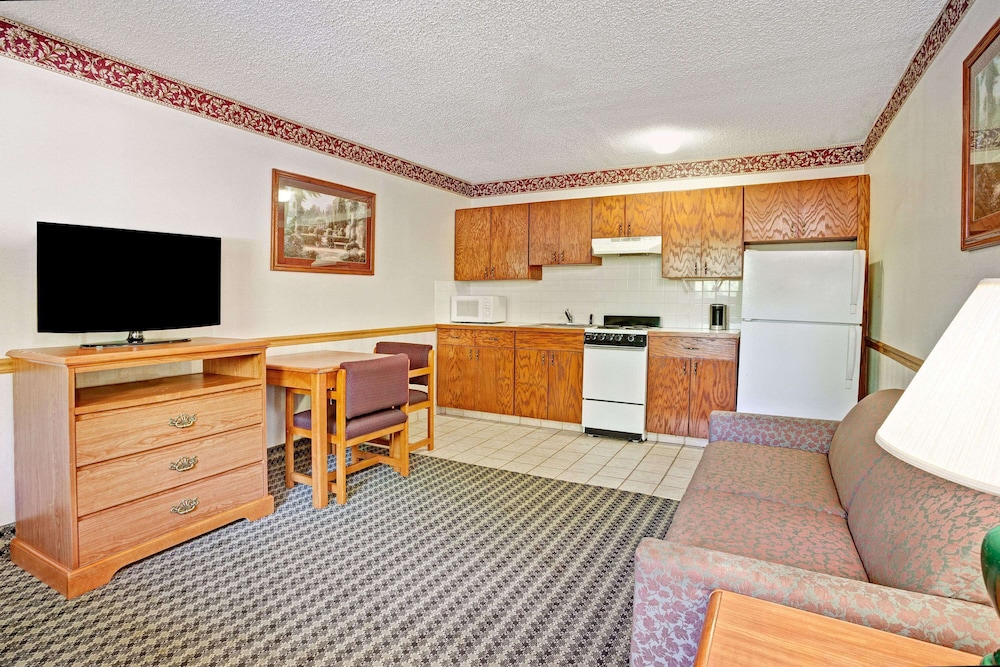 Days Inn & Suites by Wyndham Monroe 15/26