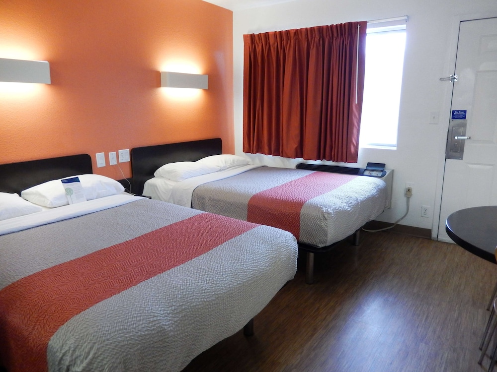 Motel6 Clute, TX 8/38