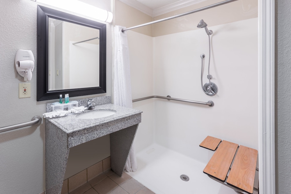 Holiday Inn Express Hotel And Suites Lake Charles 52/58
