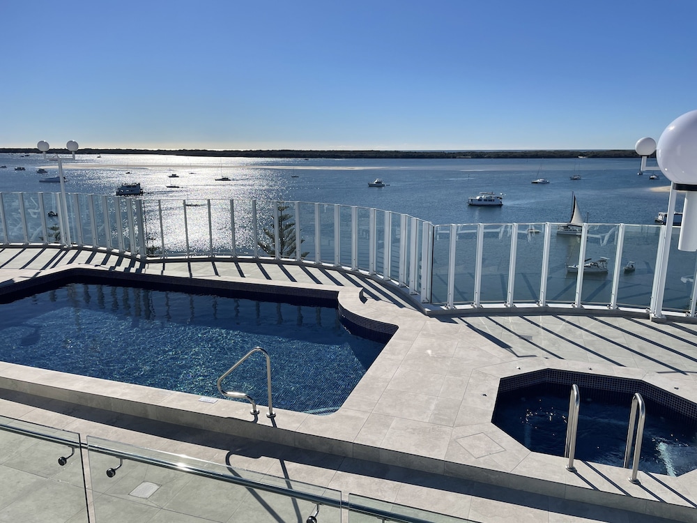 Atrium Resort 53/70