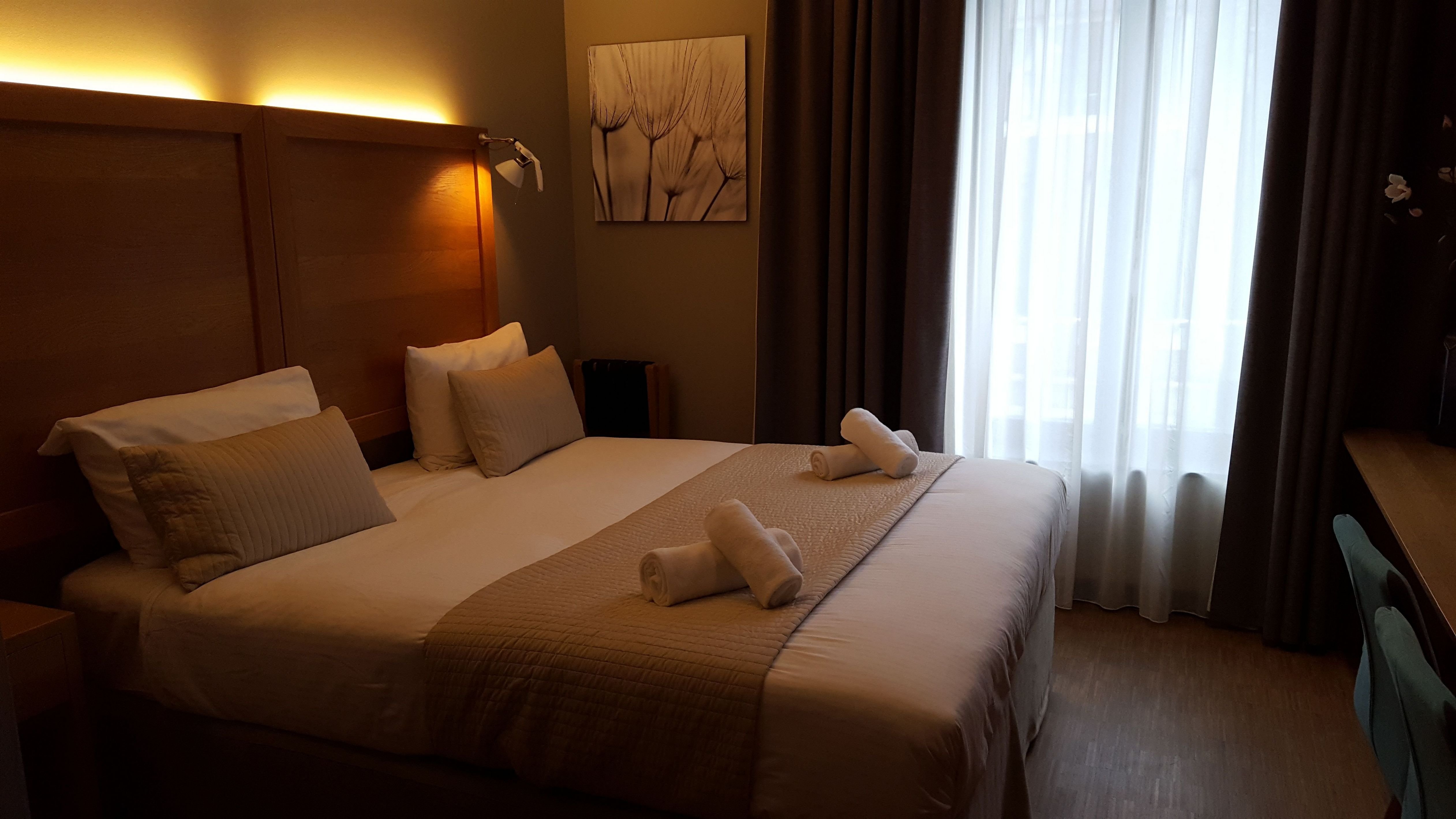 DELUXE, DOUBLE OR TWIN BED