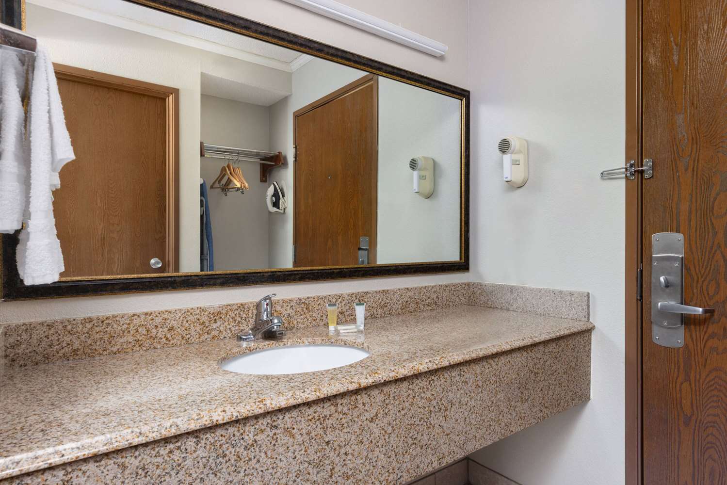 Days Inn & Suites By Wyndham Kansas City South 40/43