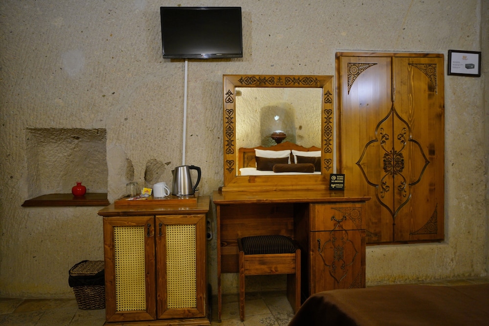 Harman Cave Hotel 67/78
