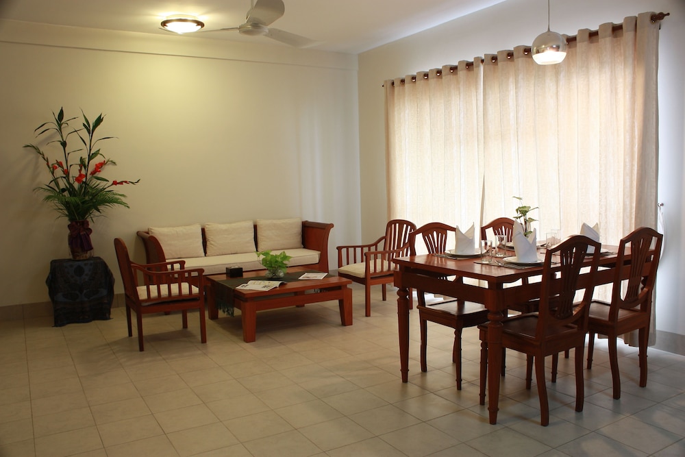 Lux Riverside Hotel & Apartment 79/99