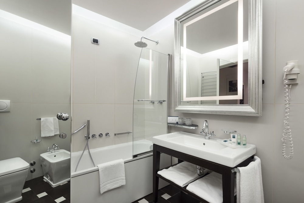 Unahotels Cusani Milan 11/69