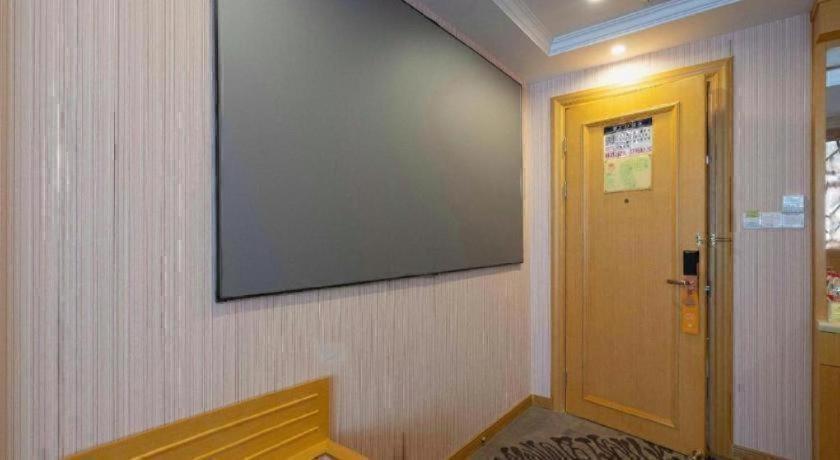 Vienna Hotel(Guangzhou North Railway Station Huaguoshan Subway Station Store) 43/45