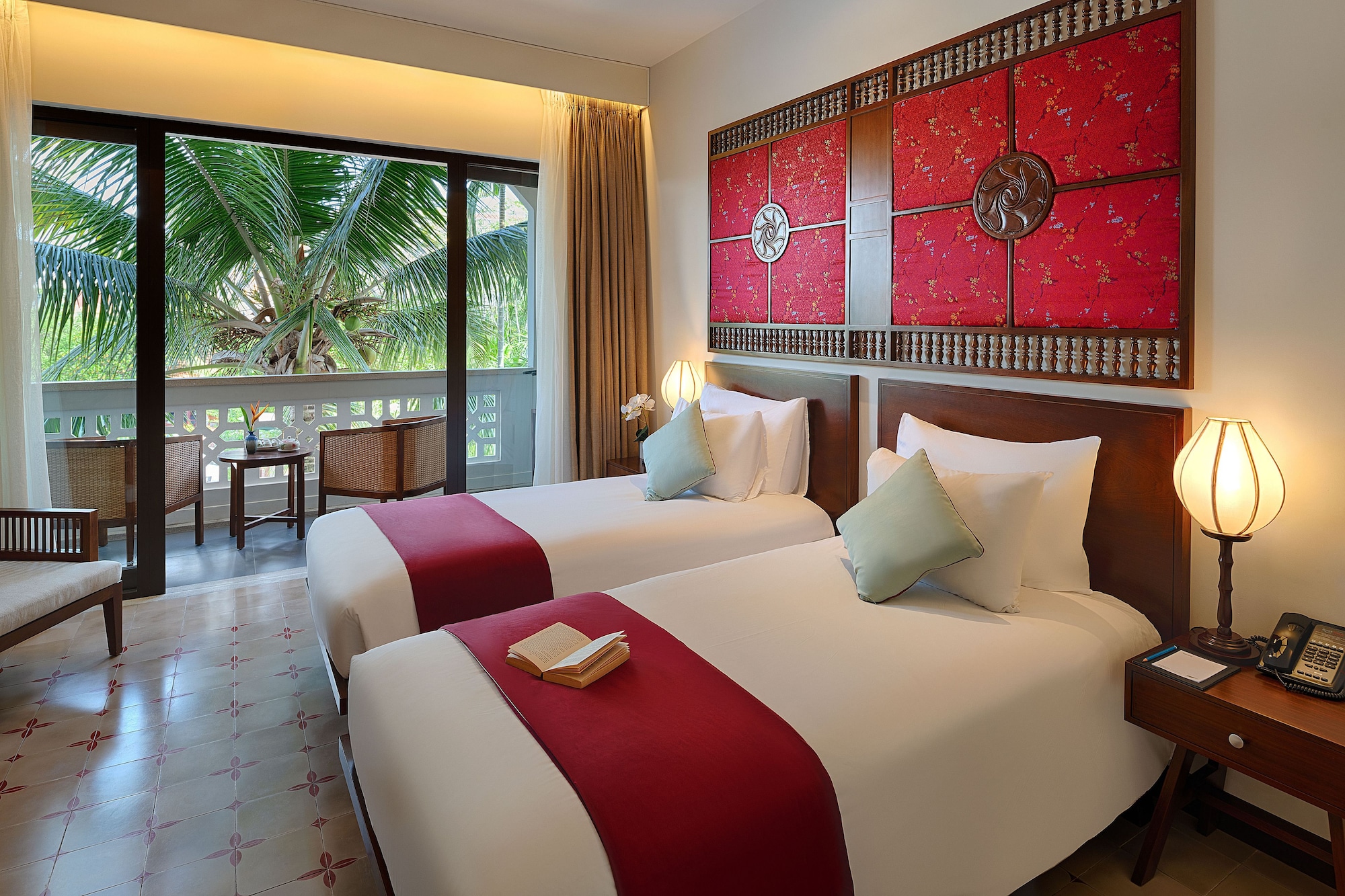 Grand, River, Deluxe, Twin Beds, Town View