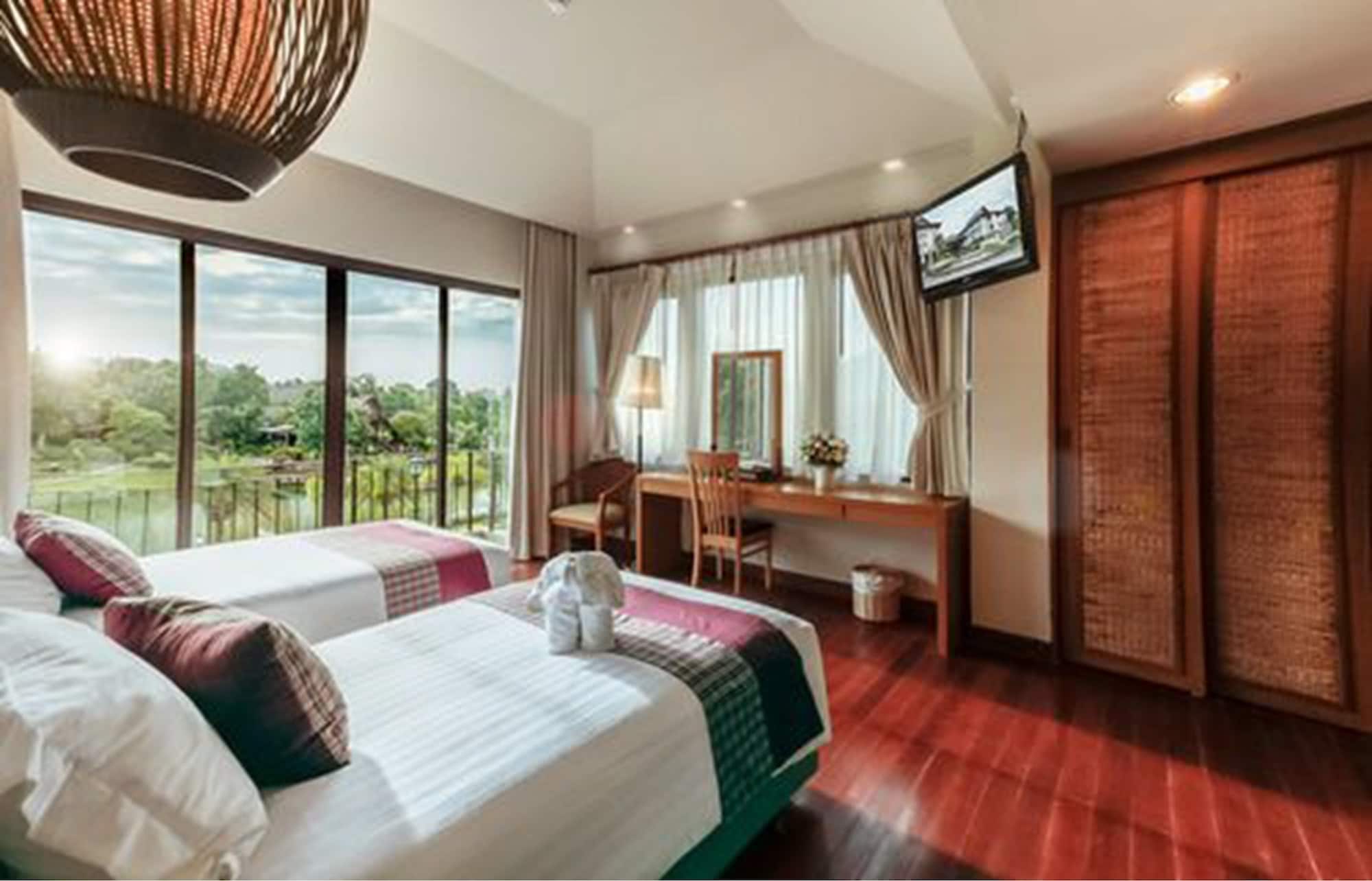 SUITE, KING BED, LAKE VIEW