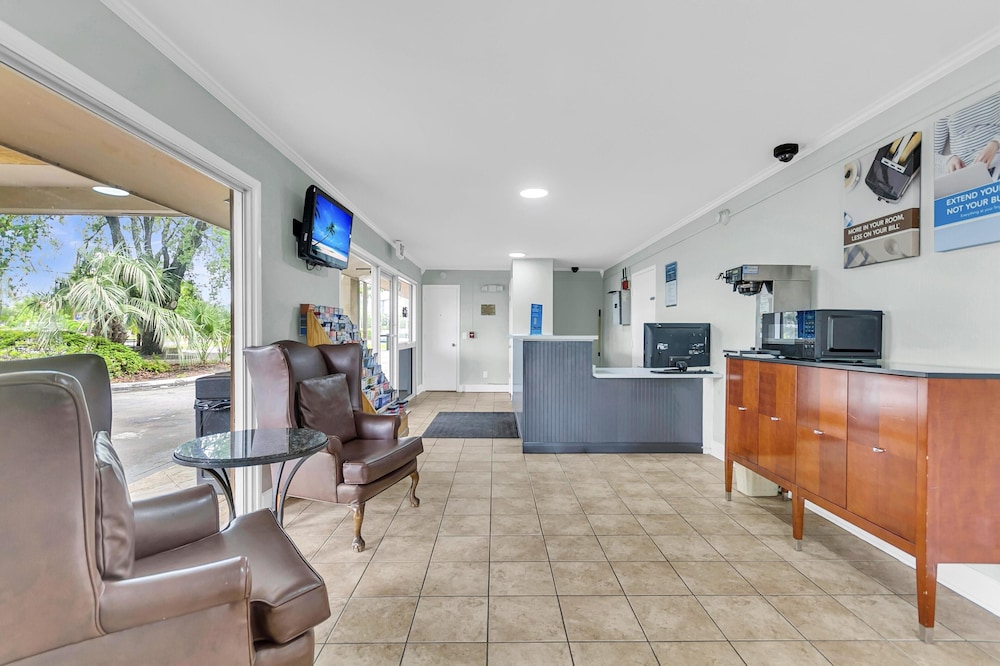 Lobby at Studio 6 Extended Stay - Summerville, SC - Charleston, SUMMERVILLE - SC