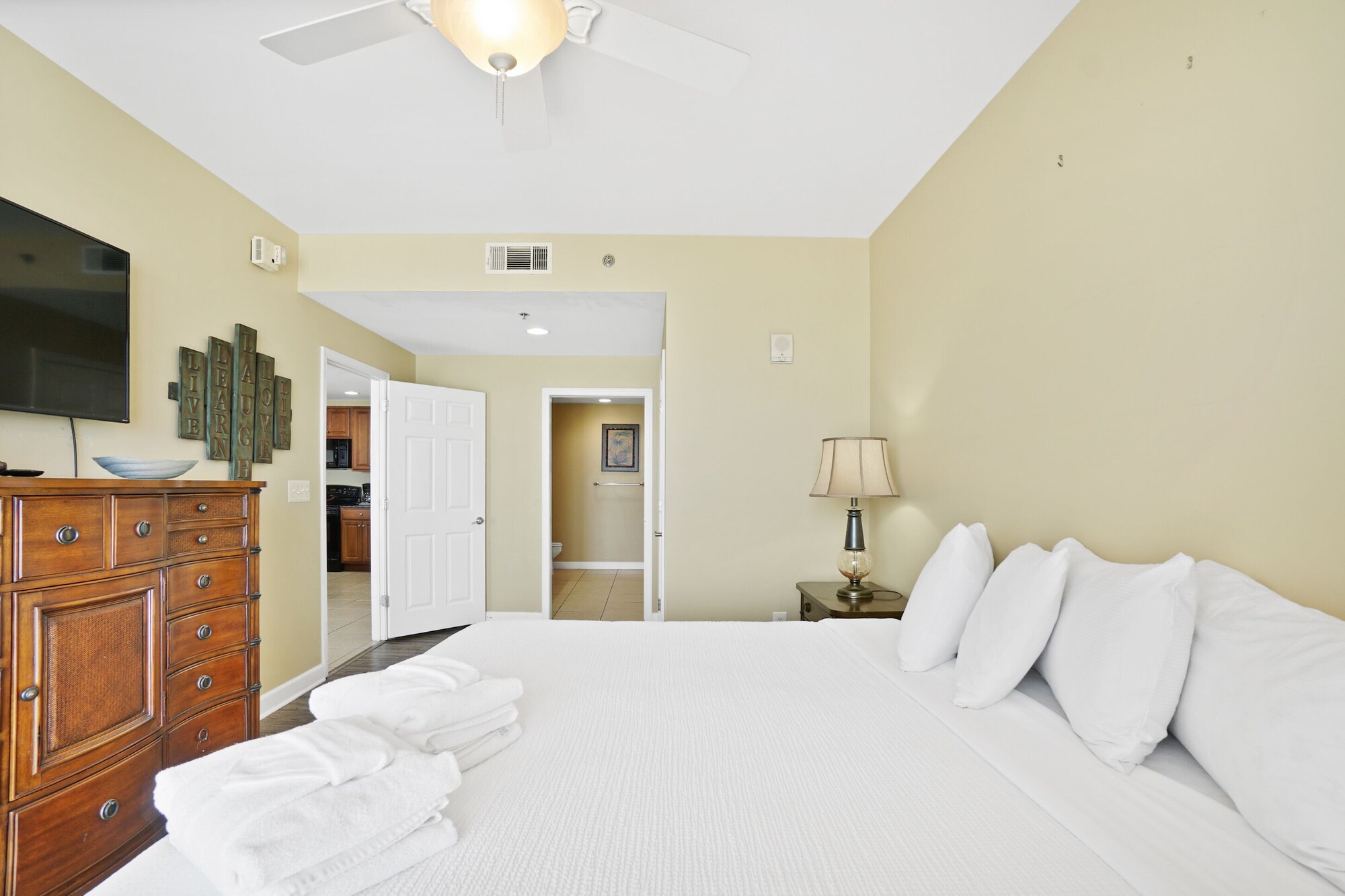 2 Bedrooms, Condo, King and Queen Bed, Single Bed, Ocean View, Sofa