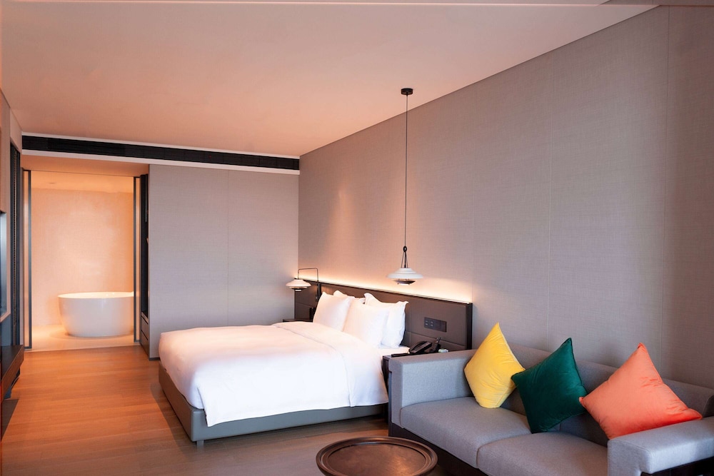 EXECUTIVE, KING BED