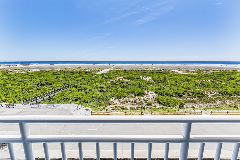 Crusader Oceanfront Resort and Restaurant 36/41