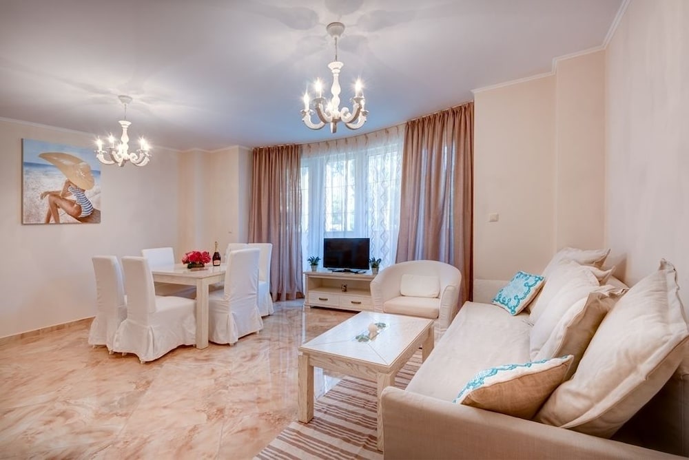 Venera and Anastasia Palace Apartments 34/75