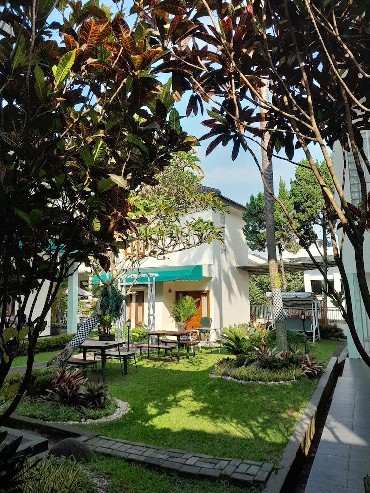 Aleyra Hotel and Villa Garut 43/50