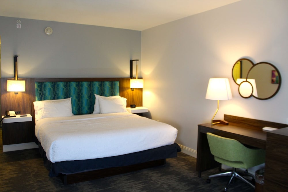 Hampton Inn and Suites Sarasota/Bradenton-Airport 16/68