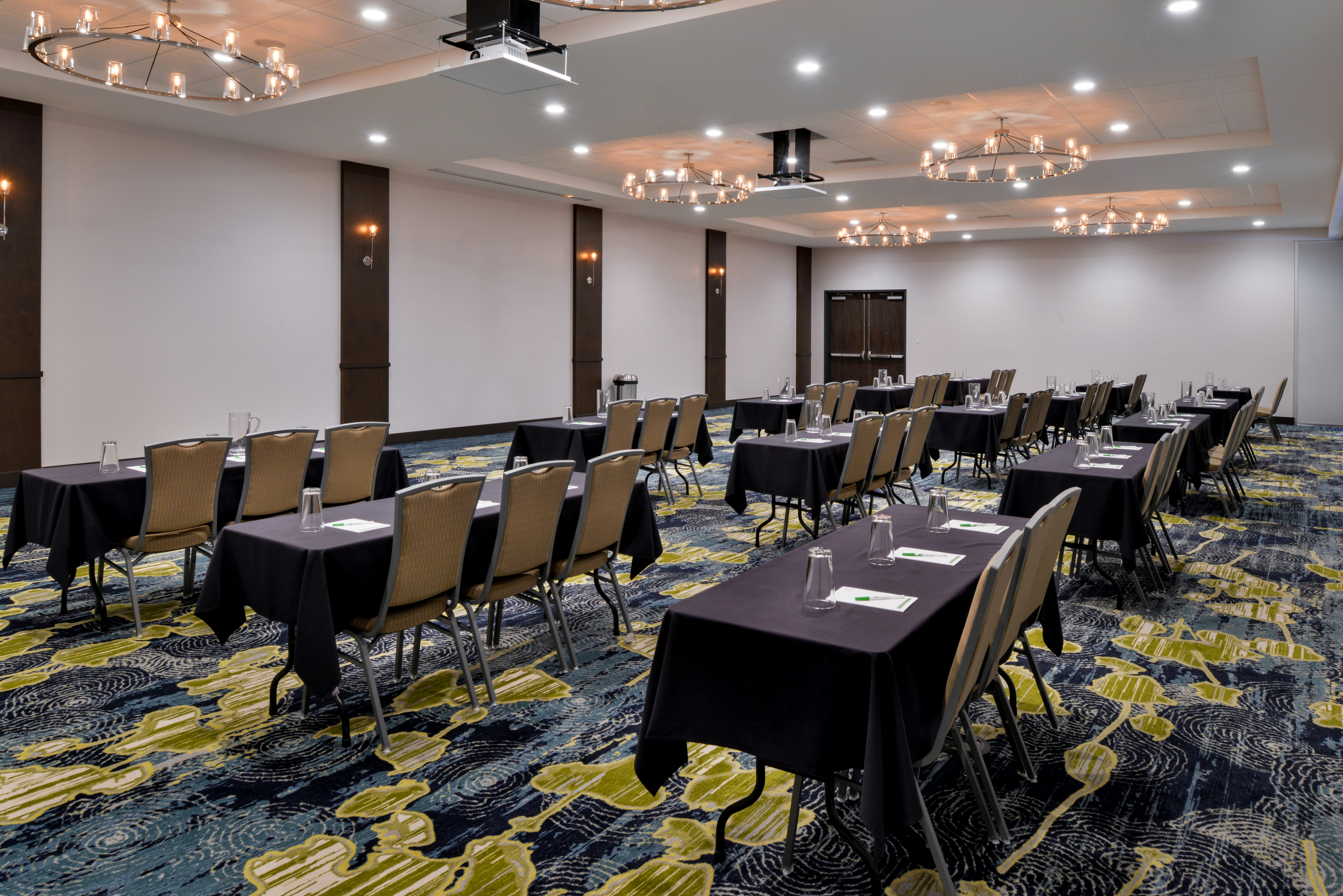Holiday Inn Hotel Suites Farmington Hills Detroit Nw 39/50