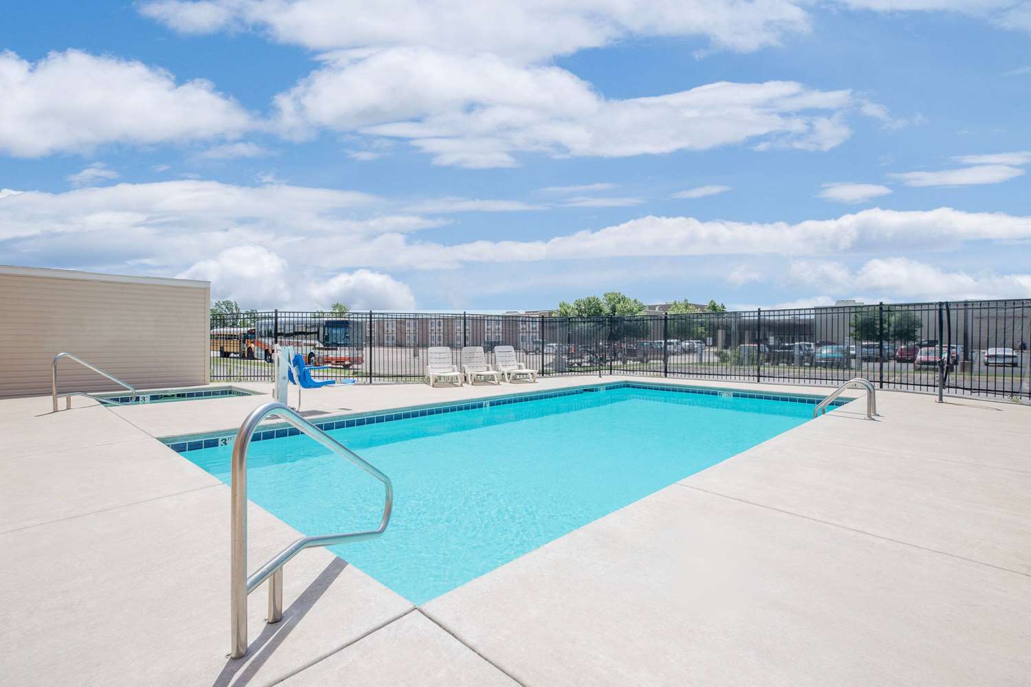 Days Inn & Suites By Wyndham Hutchinson 25/42