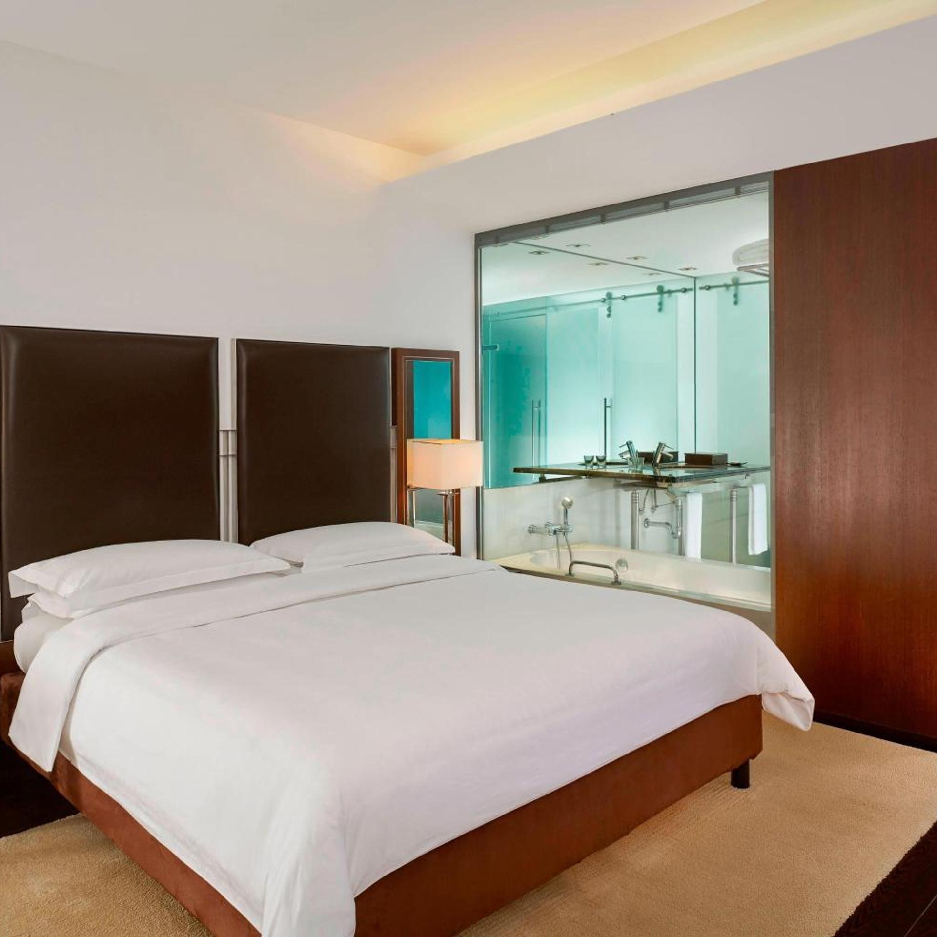 Guest Room, Premium, Deluxe, King Bed, Queen Bed, Middle Floor